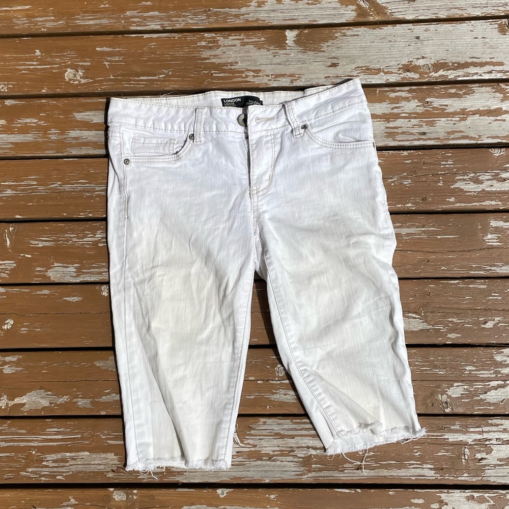 White shorts (knee lenght)